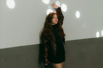 Tajemství krásy a nadčasového stylu: Proč to francouzským ženám tak sluší?