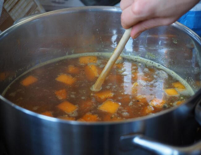 Šálek vývaru, spousta výhod: Proč vám vaše tělo poděkuje za kostní vývar