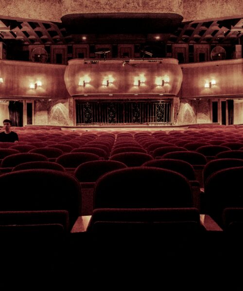 Oblečte se do divadla: Průvodce elegancí pro moderní ženu