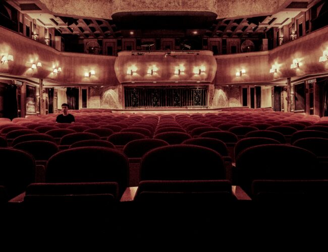 Oblečte se do divadla: Průvodce elegancí pro moderní ženu