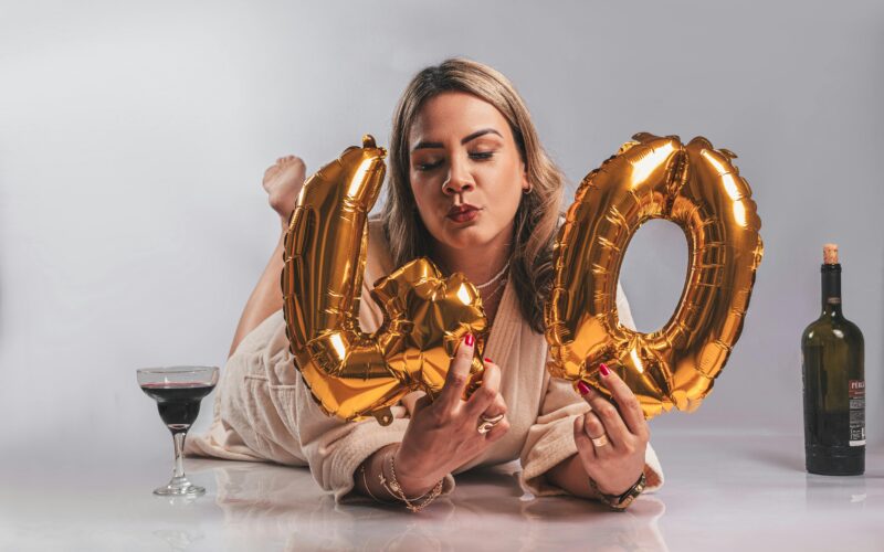 Co se skutečně děje s vaší pokožkou po 40. roce života – a jak uklidnit hormonální bouři