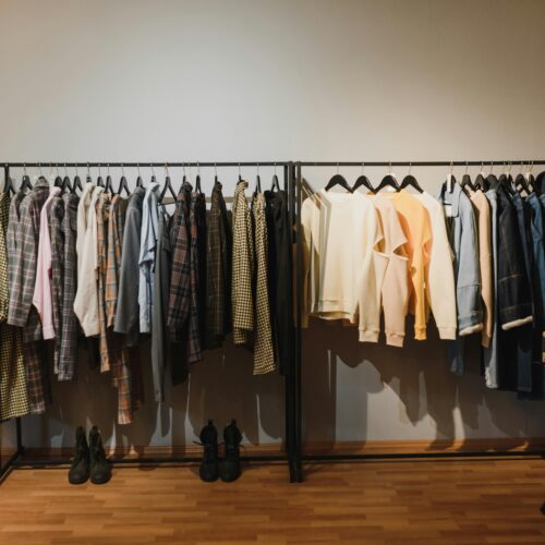 Šatník máte plný… tak proč nemáte co na sebe? Pusťte se do jarního detoxu šatníku