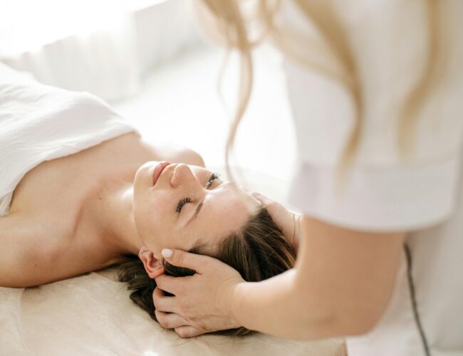 Japonské head spa: Kosmetický rituál, za který vám poděkují vaše vlasy (i mysl)