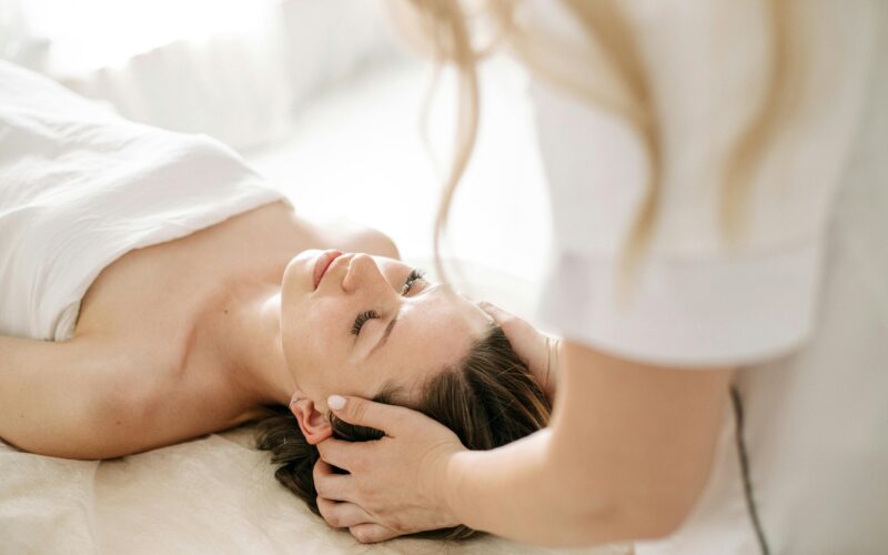 Japonské head spa: Kosmetický rituál, za který vám poděkují vaše vlasy (i mysl)