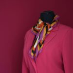 Jak nosit šátek: 7 jednoduchých triků, které okamžitě pozvednou váš styl