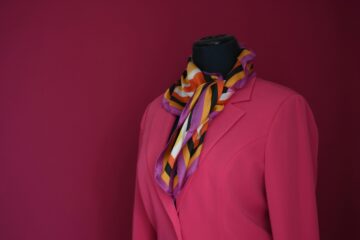 Jak nosit šátek: 7 jednoduchých triků, které okamžitě pozvednou váš styl