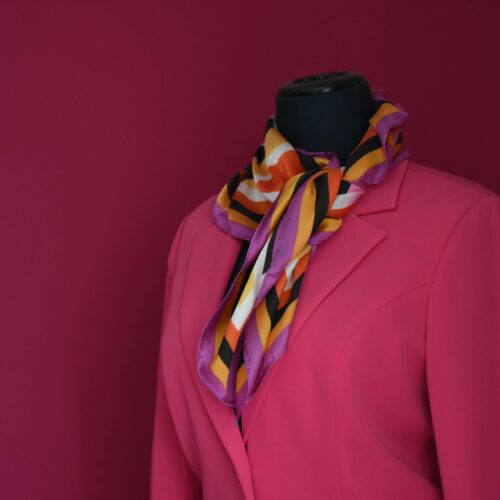 Jak nosit šátek: 7 jednoduchých triků, které okamžitě pozvednou váš styl