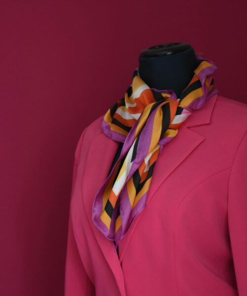 Jak nosit šátek: 7 jednoduchých triků, které okamžitě pozvednou váš styl