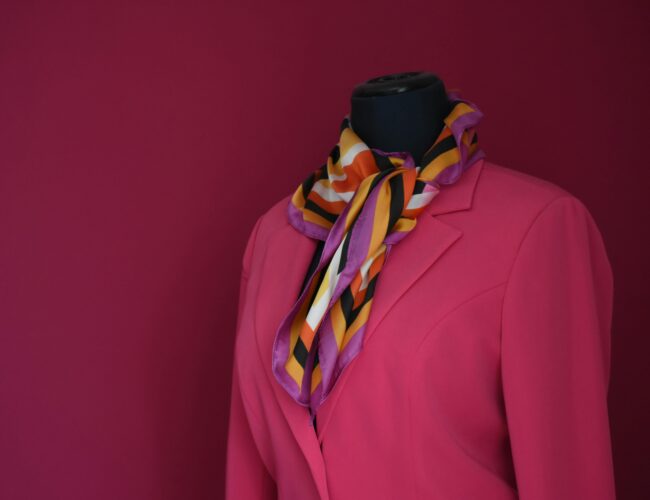 Jak nosit šátek: 7 jednoduchých triků, které okamžitě pozvednou váš styl