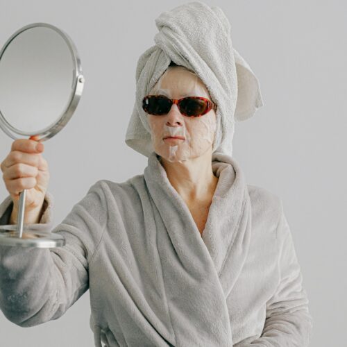 Stárnutí není postupné: Proč ženy často zažívají dva zásadní životní zlomy