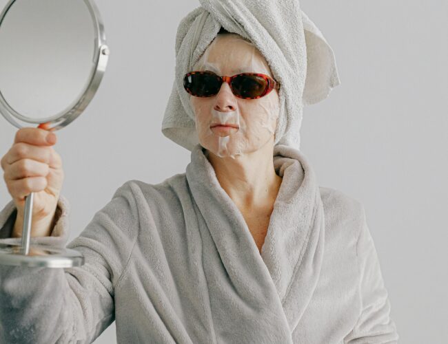 Stárnutí není postupné: Proč ženy často zažívají dva zásadní životní zlomy